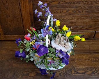 This is a decorative Easter basket created by Marnie Lewens in 2020.