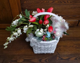 This is a Spring bunny basket created by Marnie Lewens in 2020.